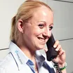 Mitarbeiterin am Telefon
